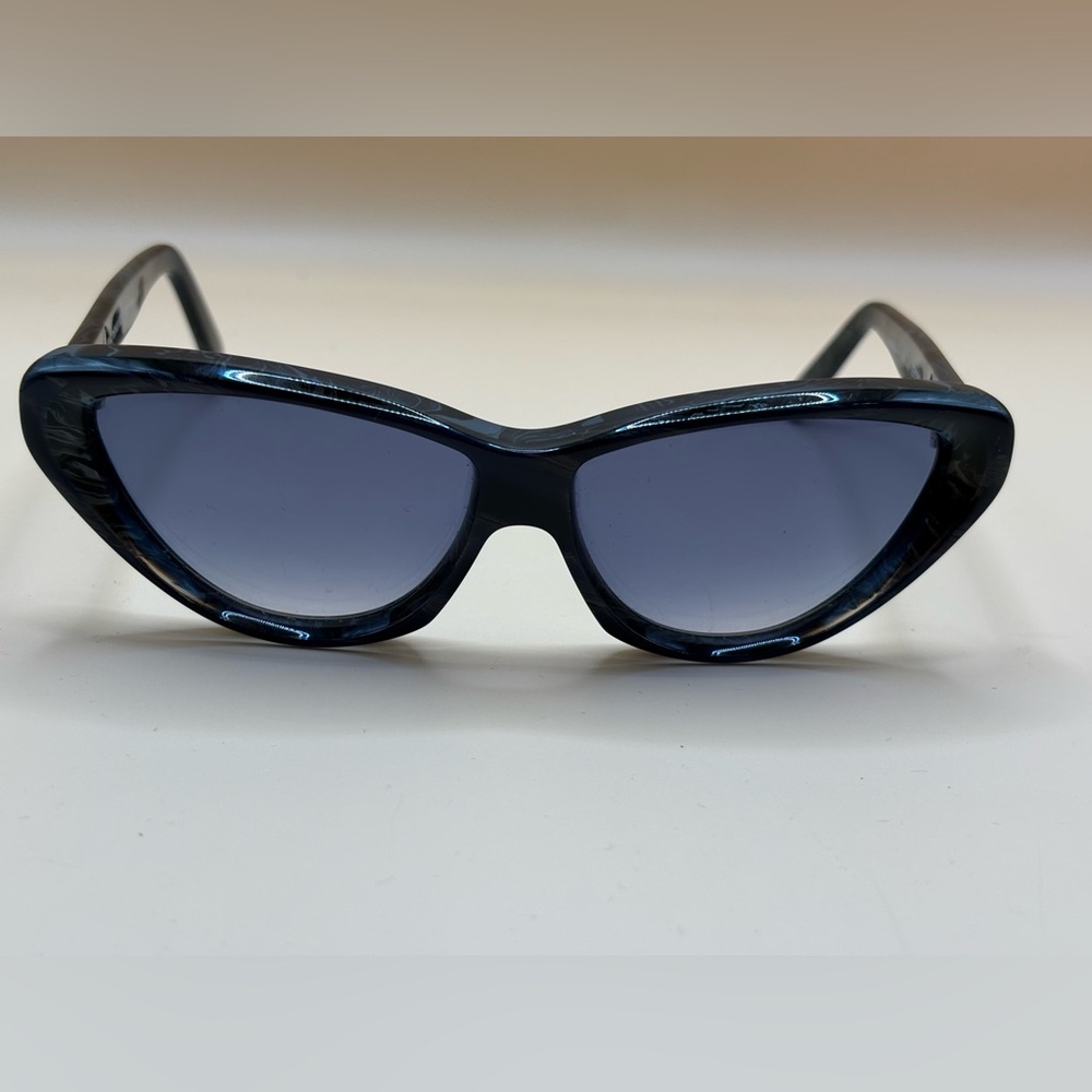 Glossy Black Cat-Eye Sunglasses with Gradient Lenses